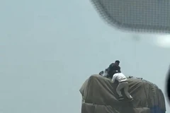 Nhóm trộm cắp táo tợn đánh tháo hàng ngay khi xe đang chạy trên đường