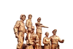 Tượng đài Công an nhân dân “Vì bình yên cuộc sống” (Ảnh: Xuân Tùng/TTXVN)