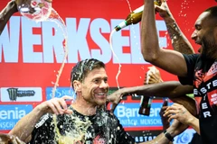Các cầu thủ Leverkusen dội bia lên người Xabi Alonso ngay trong phòng họp báo