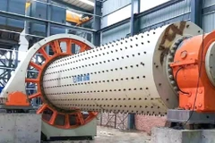 Cận cảnh máy nghiền bi hoạt động trong một nhà máy ximăng