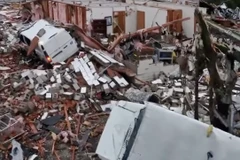 Cảnh ngổn ngang sau khi lốc xoáy quét qua thị trấn Sulphur hôm 28/4 (Nguồn: X)