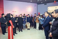 Các đại biểu, khách mời tham quan Triển lãm "Đấu xảo - nơi tinh hoa hội tụ" (Nguồn: Trung tâm Lưu trữ Quốc gia I) 
