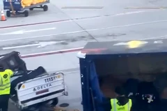 Nhân viên bốc dỡ ở sân bay ném hành lý ký gửi của hành khách gây phẫn nộ