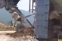 Xe tải bất ngờ lật ngược và lao xuống vực khi đang đổ chất thải