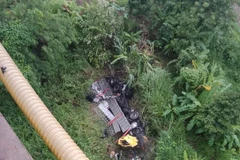 Hiện trường vụ tai nạn, xe khách rơi xuống vực sâu. (Nguồn: Người dân cung cấp)