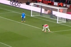 Tình huống Gabriel nhặt bóng lên dù trọng tài đã thổi còi cho trận đấu tiếp tục.