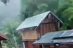 Lũ quét kinh hoàng gần như cuốn bay cả ngôi làng ở Chiang Mai của Thái Lan