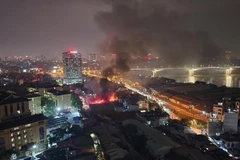 Từ xa cũng có thể thấy ngọn lửa bốc cao (Nguồn: Vietnam+)