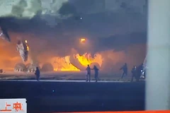 Nhật Bản: Máy bay của hãng Japan Airlines bốc cháy dữ dội trên đường băng