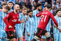 Antony hứng chịu chỉ trích vì "cà khịa" Coventry ở bán kết FA Cup