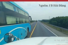 Xe khách vẫn vượt ẩu trên cao tốc Cam Lộ-La Sơn