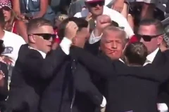 Video cận cảnh ông Trump giơ nắm đấm sau khi bị ám sát hụt