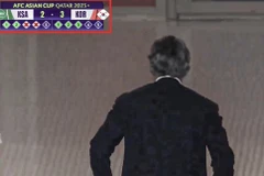 Roberto Mancini bỏ vào đường hầm trước khi Hàn Quốc sút quả quyết định.