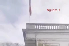 Nông dân Pháp phun cả chất thải vào tòa nhà chính quyền