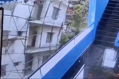 Khoảnh khắc công trình xây dựng ở Ấn Độ đổ sập khiến 8 người chết