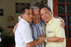 Ba thầy trò ôm chặt nhau sau 36 năm xa cách. (Ảnh: Huy Đồng/Vietnam+)