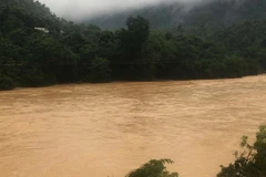 Nước sông Lò lên cao, cuốn trôi cầu tạm khiến nhiều hộ dân ở bản bản Nầm bị chia cắt. (Ảnh: Trịnh Duy Hưng/TTXVN) 