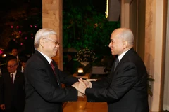 Quốc vương Campuchia Norodom Sihamoni đón Tổng Bí thư Nguyễn Phú Trọng. (Ảnh: Trí Dũng/TTXVN) 