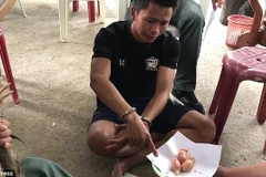 Seuksongkram giấu ma túy vào bụng hai con gà. (Nguồn: ViralPress)