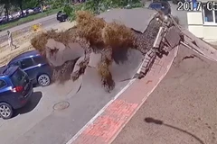 Ống nước ngầm nổ kinh hoàng ở Ukraine, đường phố ngập bùn