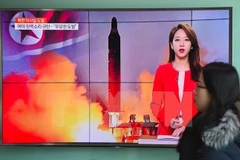 Người dân Hàn Quốc theo dõi trên truyền hình về vụ thử tên lửa của Triều Tiên tại nhà ga ở Seoul ngày 12/2. (Nguồn: AFP/TTXVN)