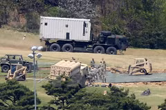 Các trang thiết bị cần thiết cho việc lắp đặt THAAD được vận chuyển tới Seongju, đông nam Hàn Quốc ngày 27/4. (Nguồn: Yonhap/TTXVN)