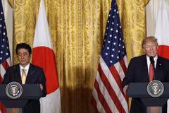 Tổng thống Mỹ Donald Trump (phải) và Thủ tướng Nhật Bản Shinzo Abe. (Nguồn: AP)