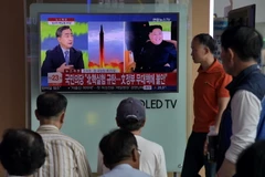 Người dân theo dõi bản tin về vụ thử hạt nhân của Triều Tiên trên màn hình ti vi tại một nhà ga ở Seoul, Hàn Quốc ngày 3/9. (Nguồn: AFP/TTXVN)