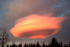 Đám mây có hình thù ấn tượng. (Nguồn: Daily Mail)