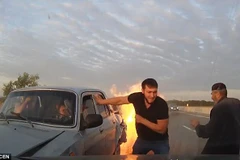 Ngoạn mục màn giải cứu 3 người trong chiếc xe đang bốc cháy