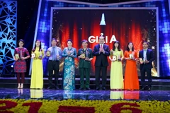 Chủ tịch nước Trần Đại Quang và Chủ tịch Quốc hội Nguyễn Thị Kim Ngân với các tác giả đoạt giải A. Ảnh: Minh Quyết - TTXVN
