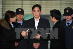 Phó Chủ tịch Tập đoàn Samsung Lee Jae-Yong (giữa) tới văn phòng công tố ở Seoul ngày 18/2. (Nguồn: AFP/TTXVN)