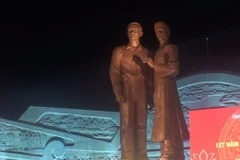 Tượng đài Nguyễn Sinh Sắc-Nguyễn Tất Thành. (Ảnh: Quốc Dũng/TTXVN) 