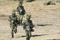 Binh sỹ thuộc Lực lượng phòng vệ mặt đất Nhật Bản tham gia diễn tập ngày 10/1. (Ảnh: AFP/TTXVN)