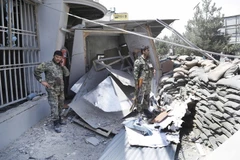 Binh sỹ Afghanistan điều tra tại hiện trường vụ đánh bom. (Nguồn: EPA/TTXVN)