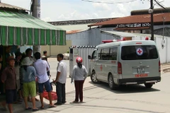 [Video] Tường nhà kho bất ngờ đổ sập đè chết hai công nhân