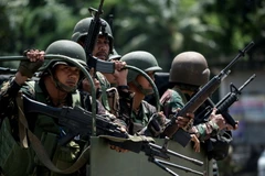 Binh sĩ Philippines tuần tra trên một tuyến phố ở Marawi, ngày 10/6. (Nguồn: AFP/TTXVN)