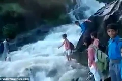 Thót tim cảnh học sinh băng qua dòng nước chảy xiết để kịp tới lớp