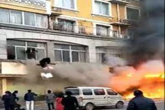 Khoảnh khắc quán massage ở Trung Quốc bốc cháy làm 18 người chết