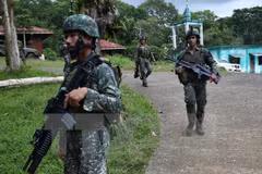 Binh sỹ Philippines tuần tra tại Marawi, Mindanao trong chiến dịch chống phiến quân Hồi giáo ngày 18/6. (Nguồn: AFP/TTXVN)