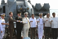 Tổng thống Philippines Rodrigo Duterte thăm tàu tuần dương của Nga. (Nguồn: ABS-CBN News)