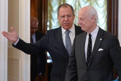 Ngoại trưởng Nga Sergey Lavrov (trái) và Đặc phái viên của Liên hợp quốc về Syria Staffan de Mistura. (Nguồn: Sputnik)