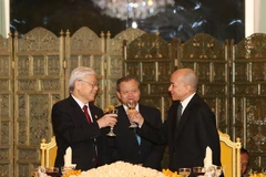 Quốc vương Campuchia Norodom Sihamoni nâng cốc chúc mừng Tổng Bí thư Nguyễn Phú Trọng. (Ảnh: Trí Dũng/TTXVN)