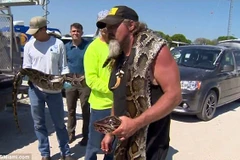 Ông Dusty Crum và con trăn khổng lồ. (Nguồn: CBS​Miami)