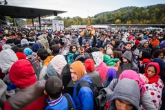 Người di cư chờ xe buýt sau khi vượt qua biên giới Áo-Slovenia. (Nguồn: AFP/TTXVN)