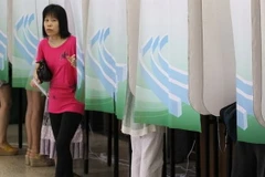Một cử tri tham gia bỏ phiếu trực tiếp. (Nguồn: scmp)