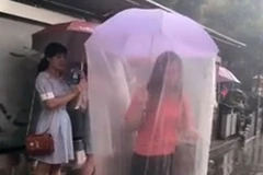 Người phụ nữ trở thành tâm điểm trên đường phố nhờ chiếc ô kỳ dị
