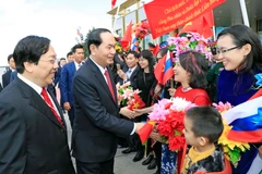 Chủ tịch nước Trần Đại Quang và Phu nhân với cán bộ Đại sứ quán và đại diện cộng đồng người Việt tại Lễ đón chính thức ở sân bay Vnukovo 2. (Ảnh: Nhan Sáng/TTXVN)