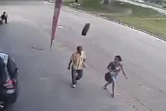 [Video] Người đi bộ suýt mất mạng vì bị lốp xe văng trúng đầu