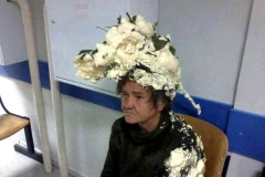 Người phụ nữ tỏ rõ vẻ khó chịu khi gặp phải sự cố hy hữu. (Nguồn: Daily Mail)